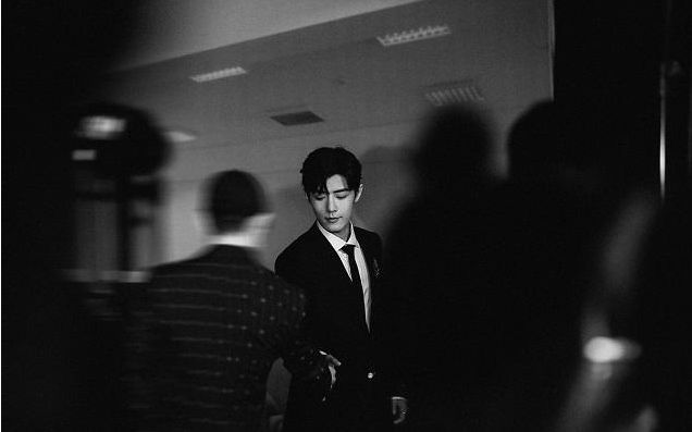 肖战|肖战登上杂志封面还是限量发行，看清这场闹剧的背后，真令人无奈