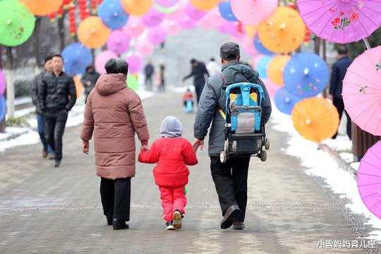 小雪妈妈育儿经|“为啥外婆带娃要给钱,奶奶带娃是义务?”宝妈一句话丈夫完败