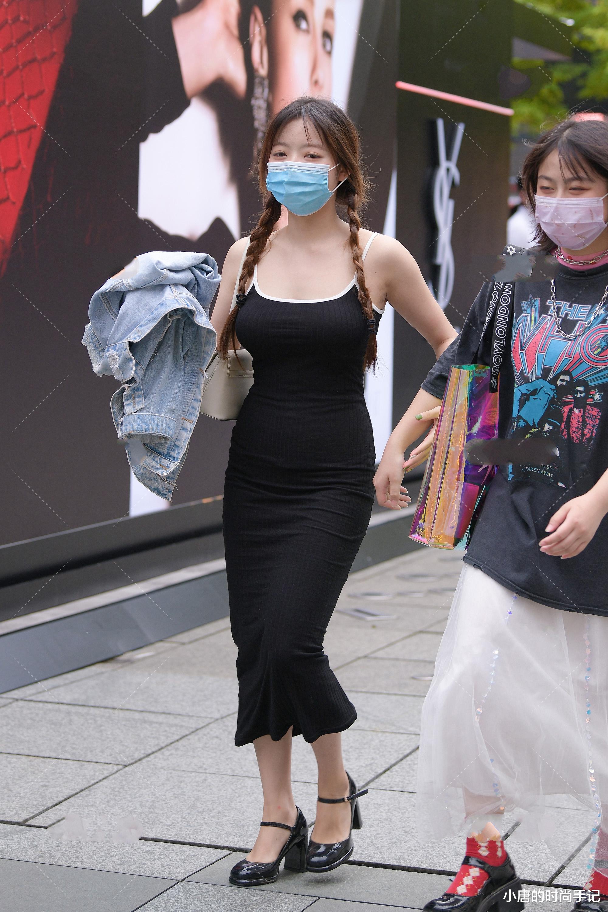 长裙|黑色紧身长裙搭配双麻花辫，清新活泼，少女感爆棚