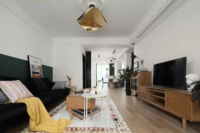 70㎡轻奢北欧2室2厅，舒适与优雅兼备，灰白基调+墨绿色软装！