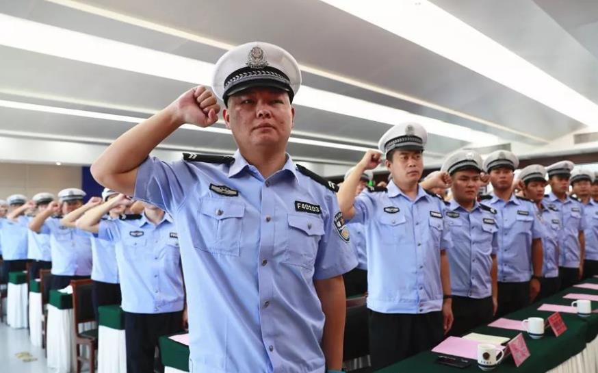 辅警|各地公安局招聘“辅警”1878人，年薪提高至15万，期满可考正式编