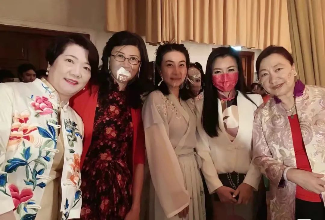 郭晶晶|跳水皇后郭晶晶依旧用4年前的手机，穿汉服出席活动，气质惊艳