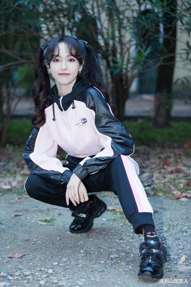 峨眉山周美人|被唐嫣的私服圈粉了，穿米奇背心超减龄，奔四女人也能甜美可爱！