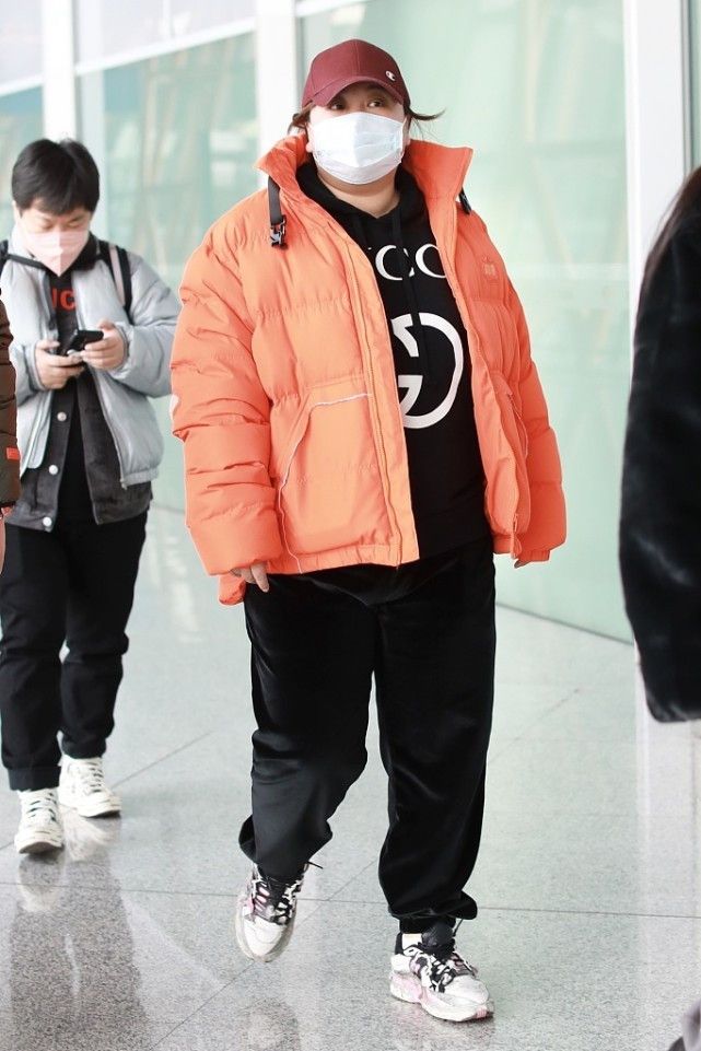 贾玲|贾玲虽胖但是会穿，红花绿裙轻松走红毯，气质碾压“影后”张小斐