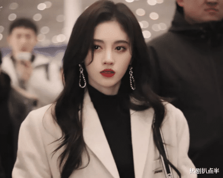 鞠婧祎|男团惊现翻版“鞠婧祎”？夏天也要贴垫肩，浓妆糊面鞋底高度惊人