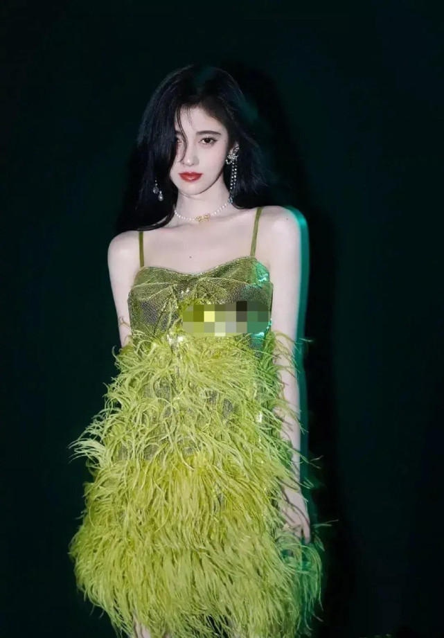 张晋|明星红毯撞衫真尴尬，倪妮秒杀迪丽热巴，鞠婧祎靠脸秒杀。