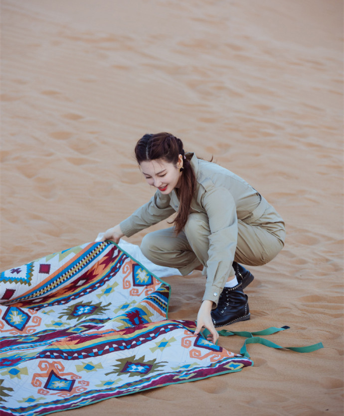水果|张雨绮和男友沙漠约会真浪漫，穿连体裤扎俩马尾，不像34岁俩娃妈