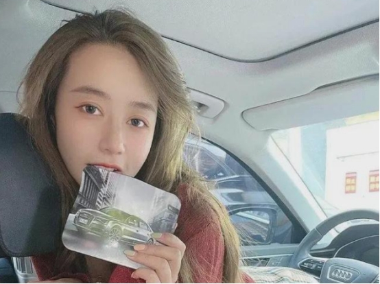 百万女网红被质疑打擦边球,将戴头绳理解为性暗示,言语太露骨