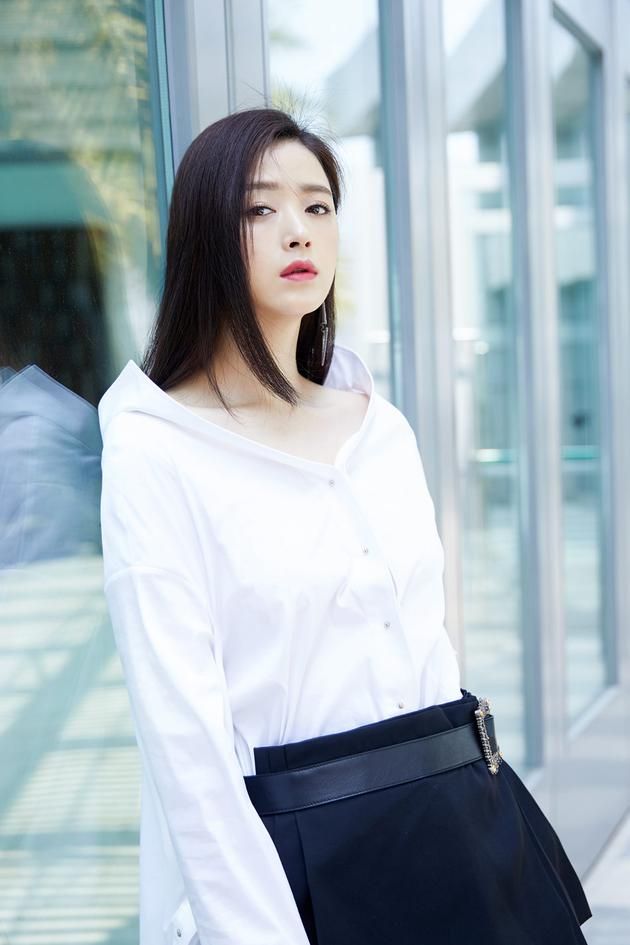 闲鱼有话说 蒋欣把大骨架变成优势，穿一身国风礼服优雅高级，看着就好有气场