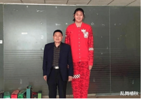 乱舞椿秋 山东13岁女孩2米26！这身高让姚明也汗颜，姚沁蕾未来会长多高？