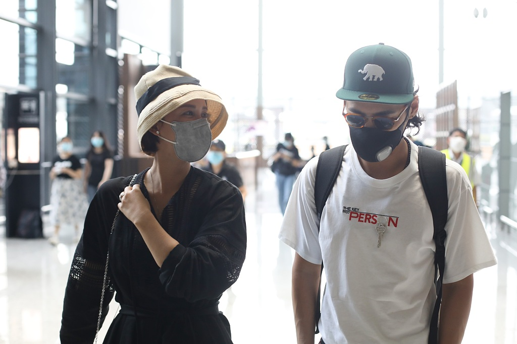 袁弘|袁弘儿子罕见露正脸！穿休闲装被爸爸抱怀里超乖巧，张歆艺太会嫁