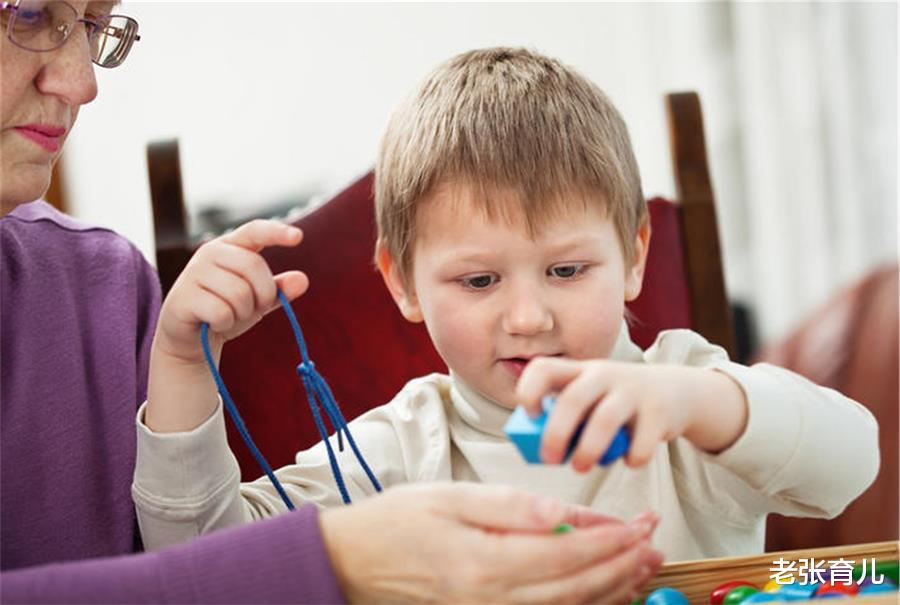 老张育儿|来自宝妈的困惑：“明明女儿是姥姥带大的，为何更喜欢奶奶呢？”