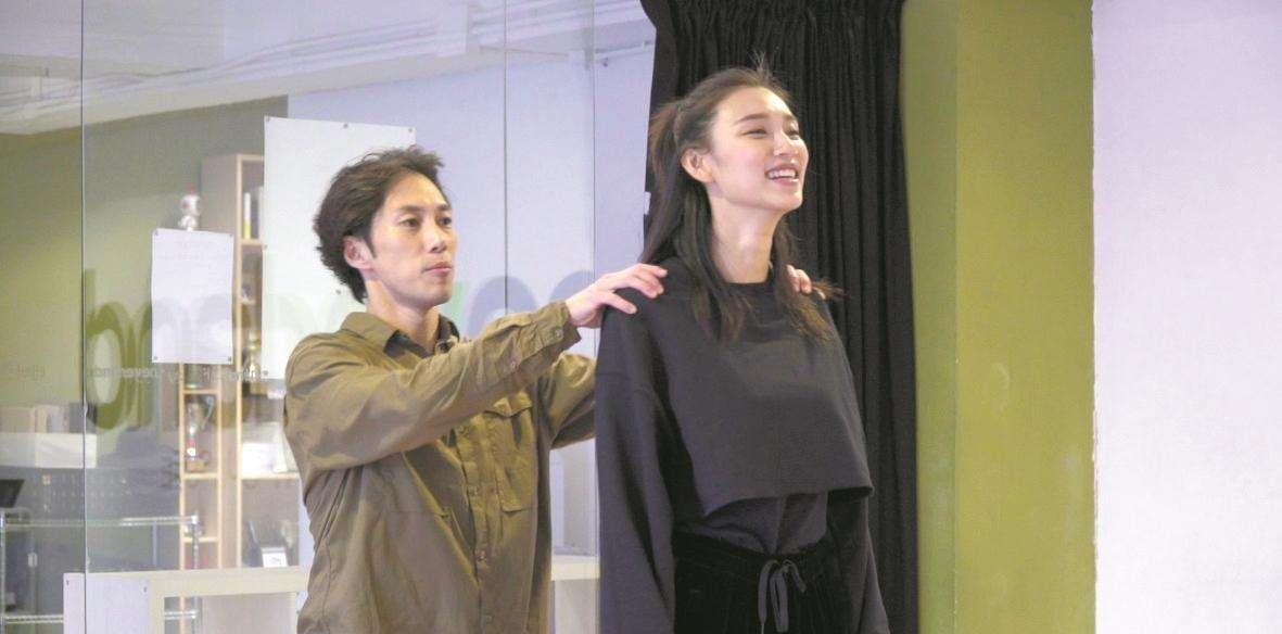 明星|17岁当模特终成演员，25岁不惧争议未婚生女，她带孩子嫁明星老公