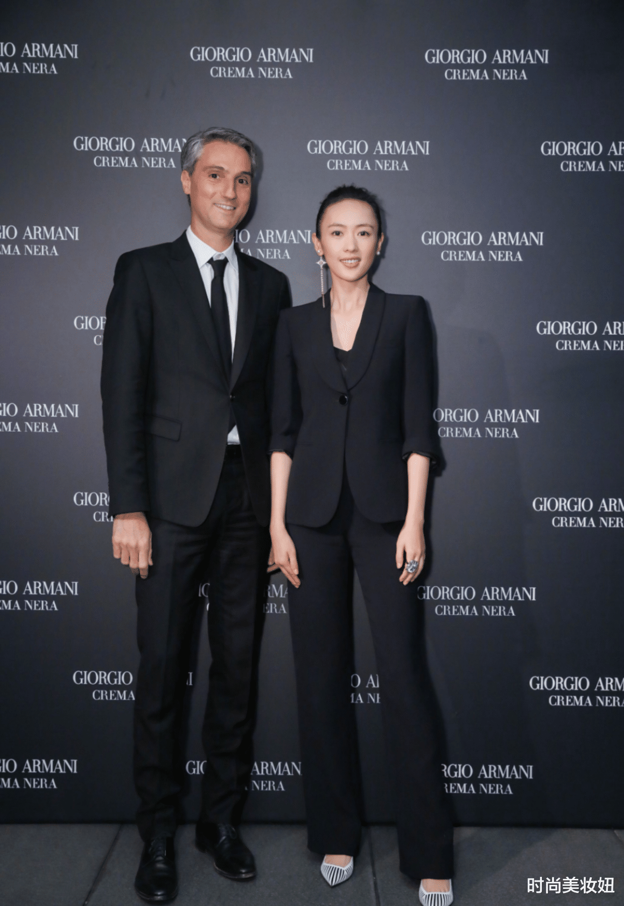 时尚美妆妞|“小章子怡”童瑶气质真高级，穿黑色西装又飒又美，满满的国际范