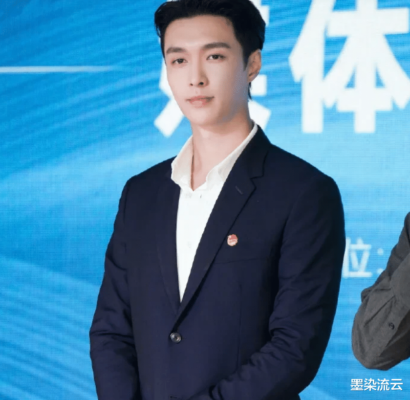 张艺兴|张艺兴的一张图，直接拉开了他和其他明星的距离，只有他一人做到了