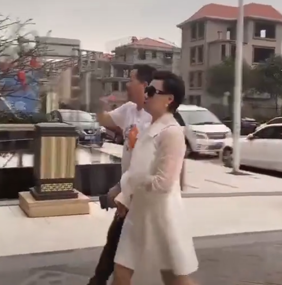 岳云鹏|乡爱“永强娘”又买豪宅！穿戴贵气获拥簇，遭批排场比赵本山还大