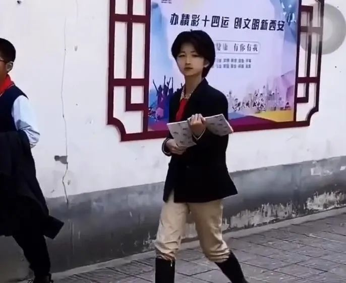 女孩|10岁女孩教室跳舞走红，一头短发帅到犯规，网友喊话原地出道