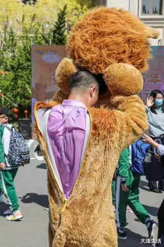 大连生活 大连金石滩打造全国知名研学旅行地 旅游局长穿玩偶服跳舞迎接