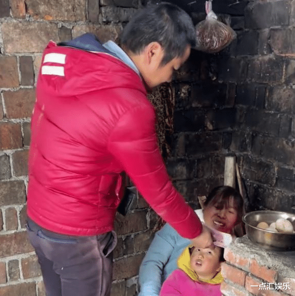 |牛爱芳承认母亲是租的？5000块钱打发演员，网友：纸包不住火