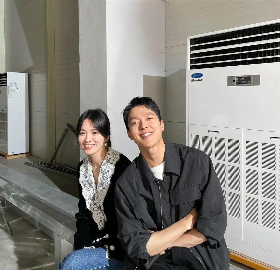 宋慧乔|宋慧乔从玉女变身钓系御姐？姐弟恋甜到掉牙，穿搭更是职场教科书