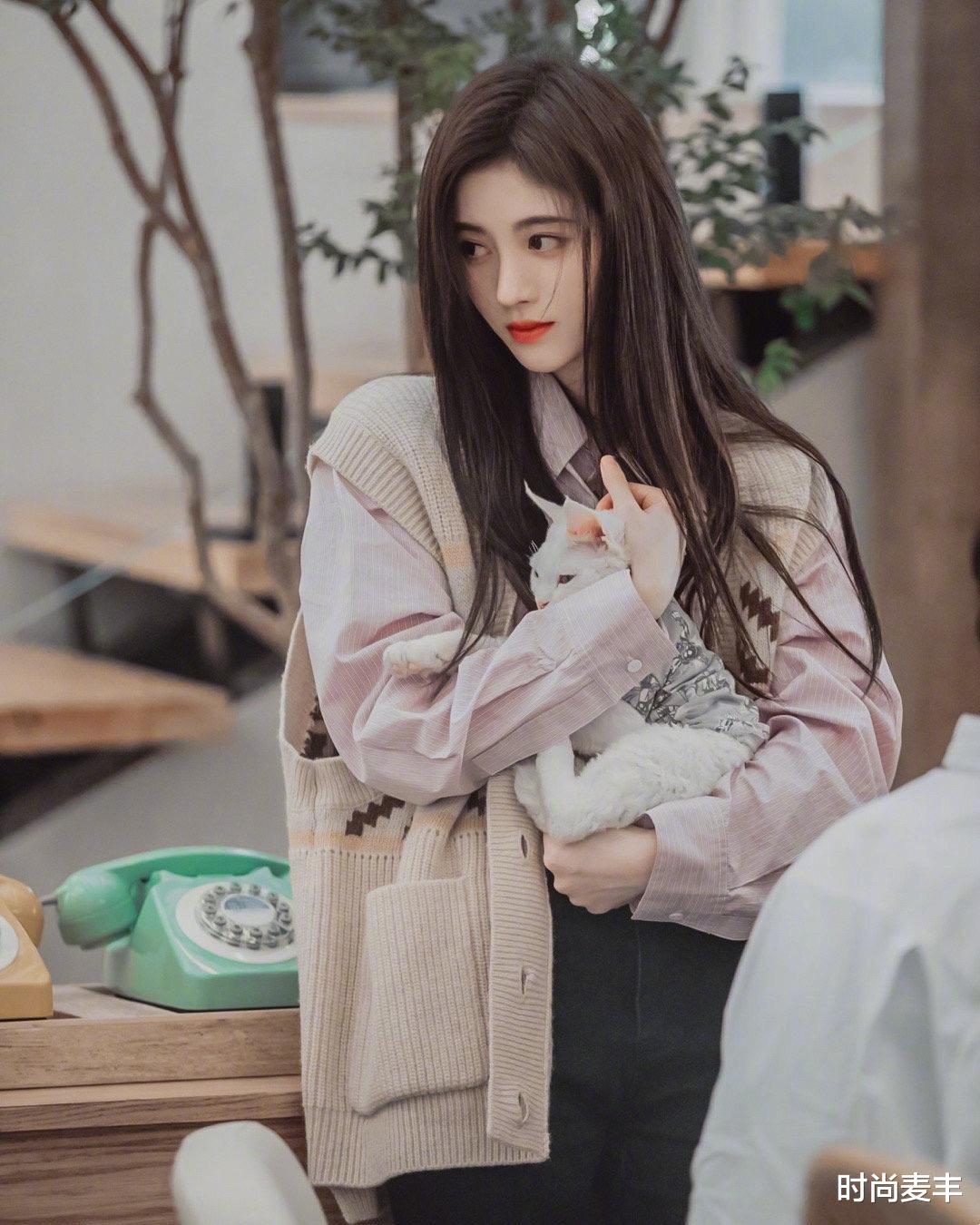 时尚麦丰|鞠婧祎真像油画里走出来的美女，紫色衬衫配针织马甲，五官立体精致