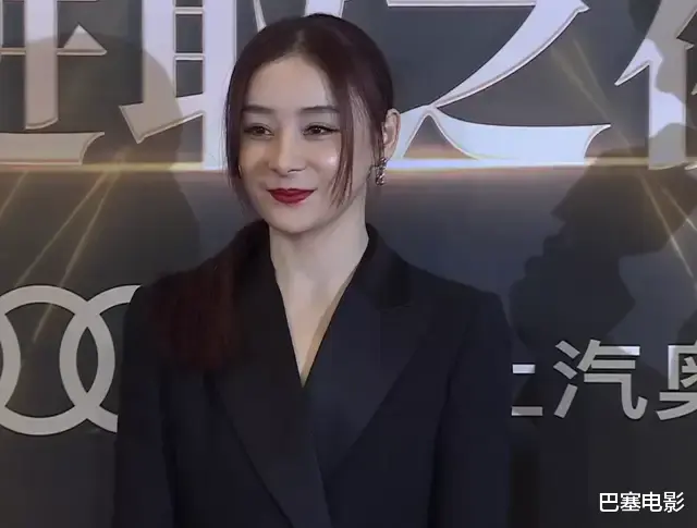 刘敏涛|时尚盛典，时尚在哪？娄艺潇吓人，刘敏涛乱穿，杨颖熟女风压全场