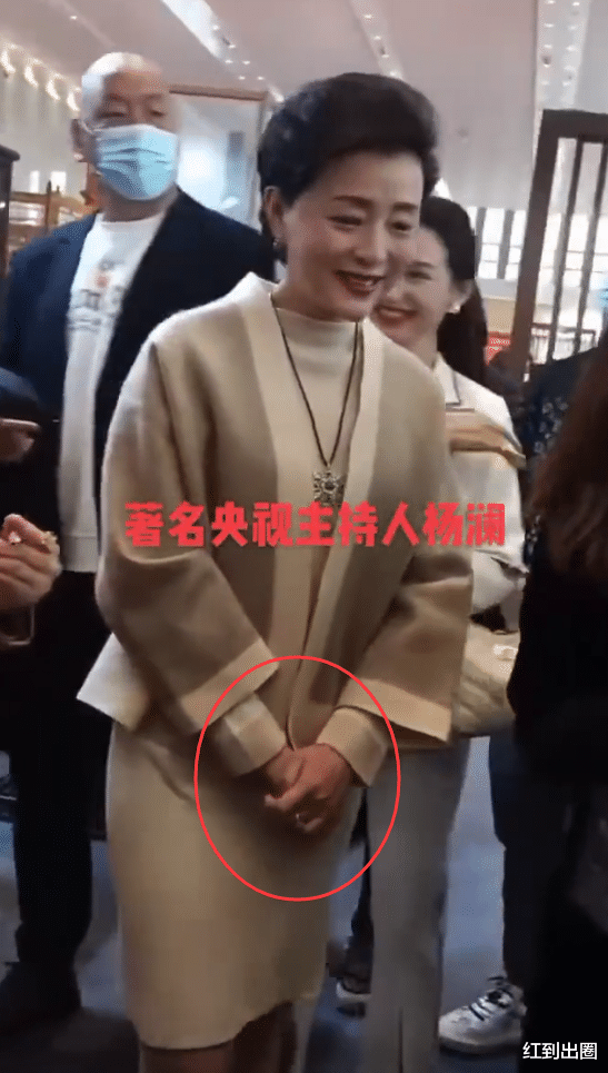 流量明星|53岁杨澜冬天穿短裙现身，五官精致曲线完美，身边保镖比她壮两倍
