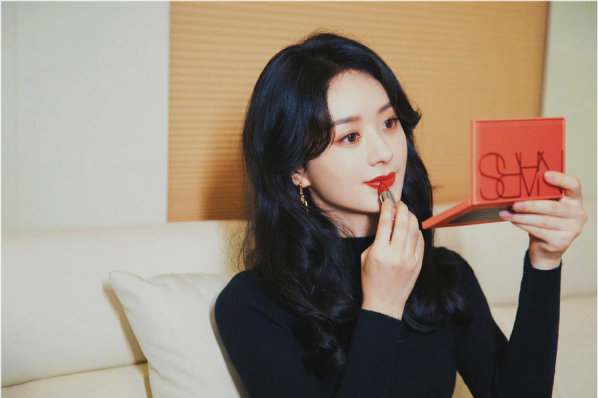 赵丽颖|赵丽颖冷艳风绝了！烈焰红唇+ 大波浪尽显御姐范，离婚后状态大提升