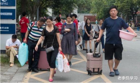 |这真的是985学校吗？装修如同“贫民窟”，学生崩溃直言想回家