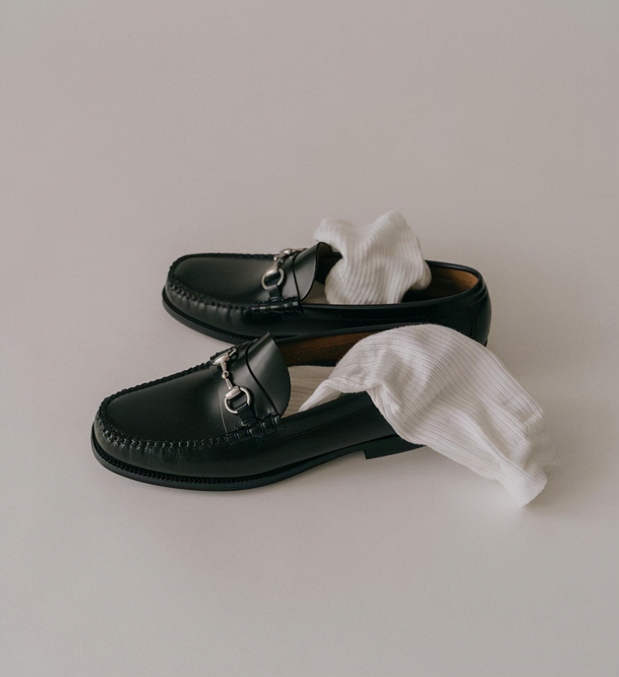 男士穿衣搭配杂志|男人穿皮鞋就落伍了？那你没穿对，搭配白袜试试，回头率高又时髦