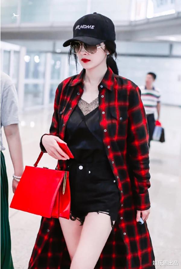 杨幂|杨幂走机场胆子真肥，啥衣服就敢往外穿，被指擦边球打得太明显