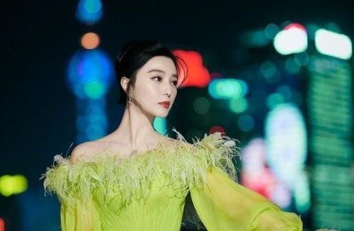 范冰冰|范冰冰现身机场无人跟拍，与其他明星对比太强烈，网友：看着尴尬