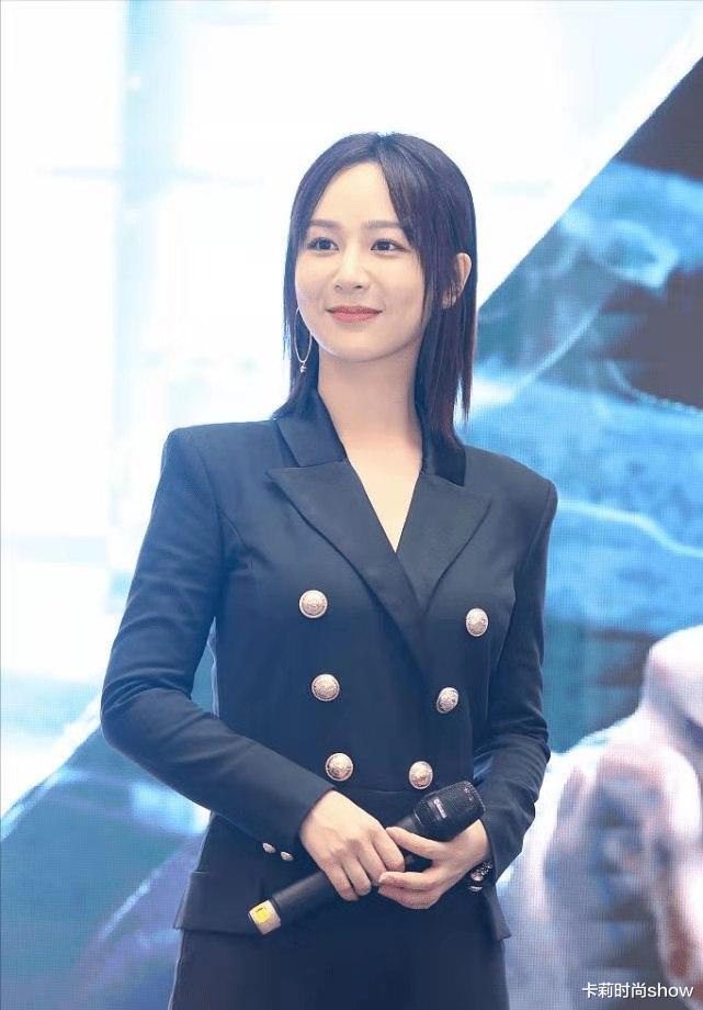 卡莉时尚show|杨紫美出新高度,一身黑色职业装打扮,这高级气质挡都挡不住