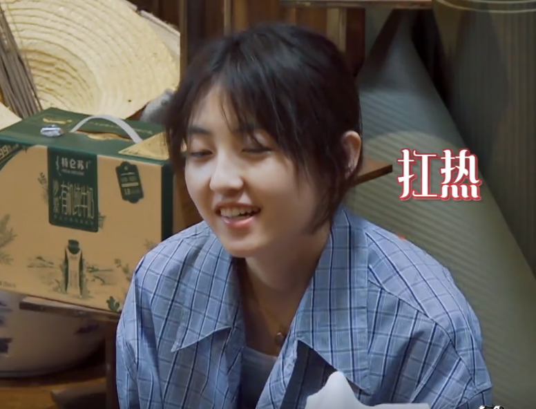 张子枫|张子枫录《向往5》穿毛背心引热议，怕冷还是另有苦衷？