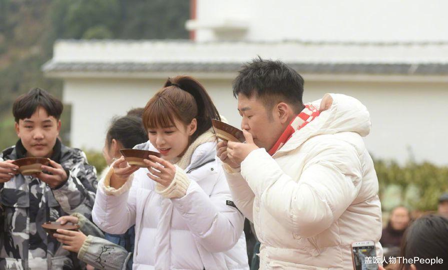 玉米|明星回村“土味现形记”：舞台上有多光鲜亮丽，回家就有多接地气