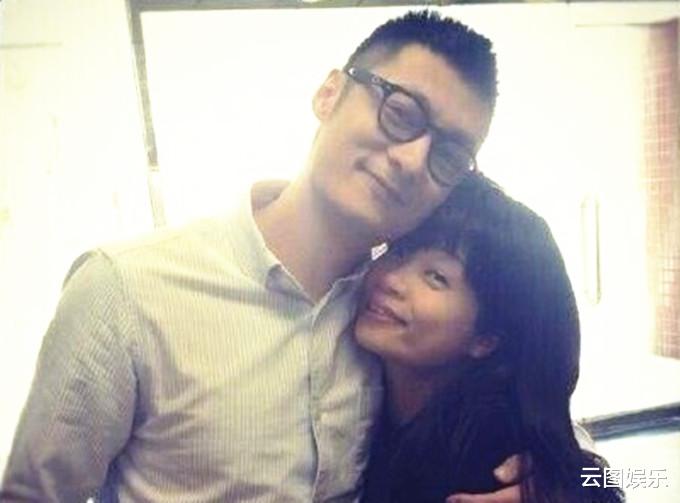 金晨|50岁知名女主持恋情疑曝光！与胖大叔约会深情对视，已单身11年