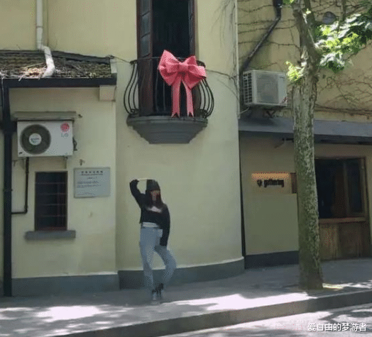 爱自由的梦游者 上海蝴蝶结阳台爆红，有人请假来打卡，房主老奶奶被迫营业