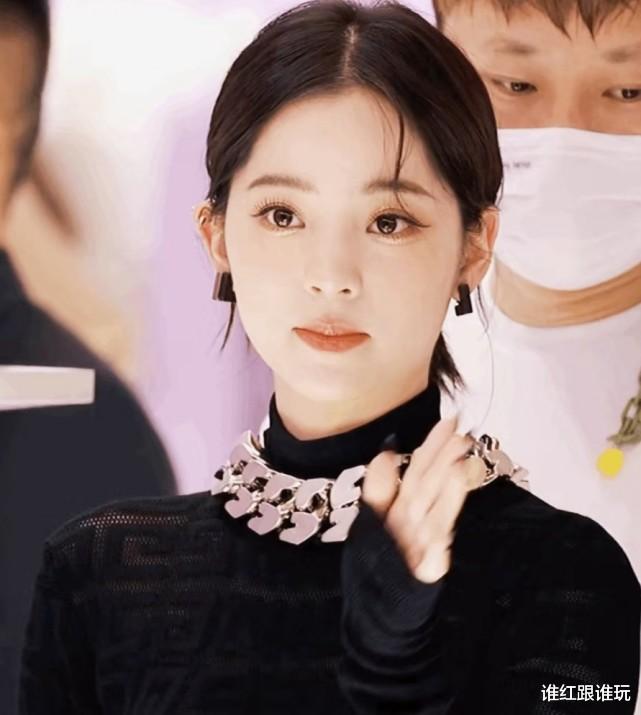 迪丽热巴|时尚杂志盘点2021十大出圈造型:迪丽热巴最攻气,龚俊最花蝴蝶!