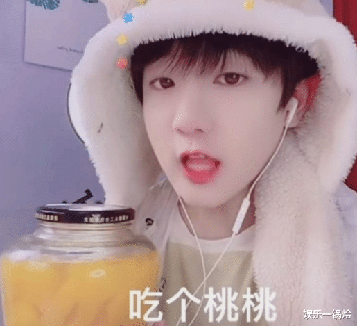 |风小逸风波后“首次”露面，否认女装视频，谈及近期经历一度哽咽