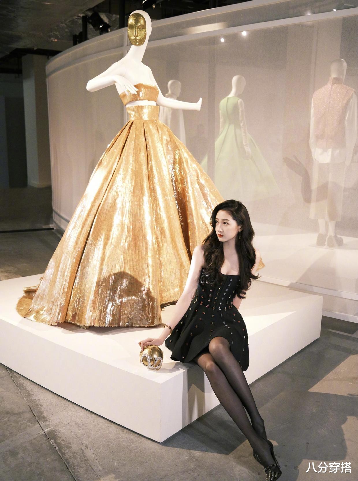 八分穿搭 “京圈公主”关晓彤又亮新照，穿抹胸小短裙配黑丝袜，轻熟优雅