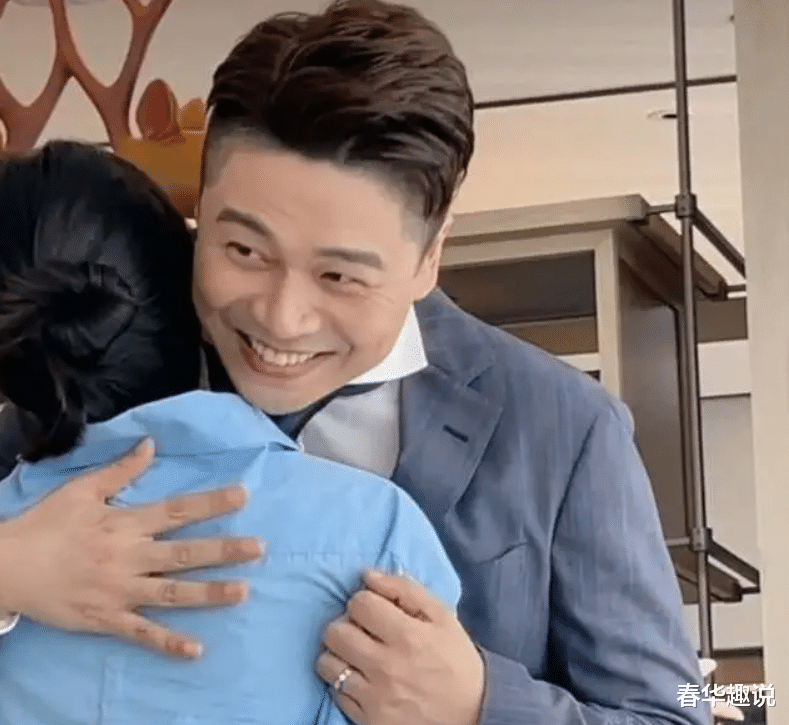 春华趣说|沈涛和沈涛太太也太甜了吧，出门前还不忘亲亲