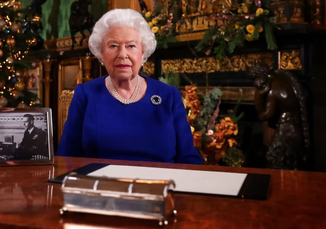 美国务卿刚去世,95岁英国女王又进医院,令拜登和约翰逊措手不及