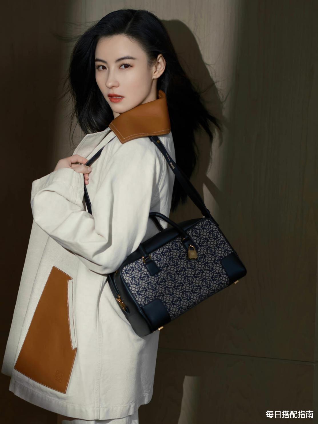 每日搭配指南 张柏芝魅力不减当年，穿米色西装优雅知性，近距离也看不出年龄