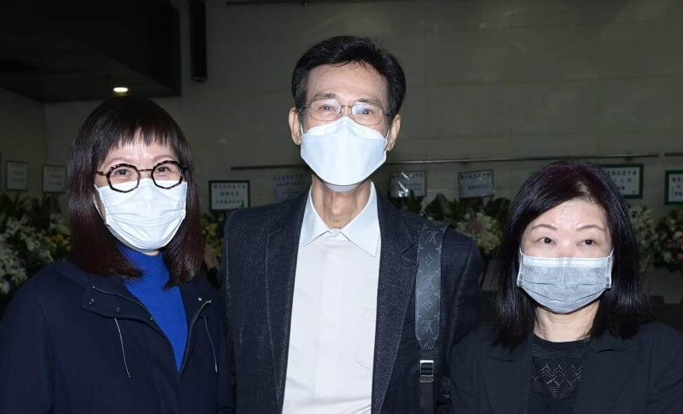 郑少秋|郑少秋憔悴现身殡仪馆拜祭恩师陈笑风，双眼红肿神色哀伤