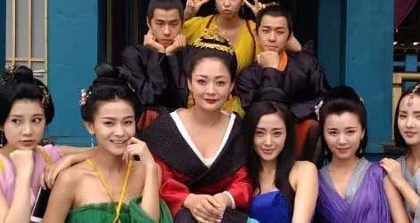 连奕名|她捧红丈夫为爱退圈，丈夫却出轨小8岁女星，今再次复出红过前夫