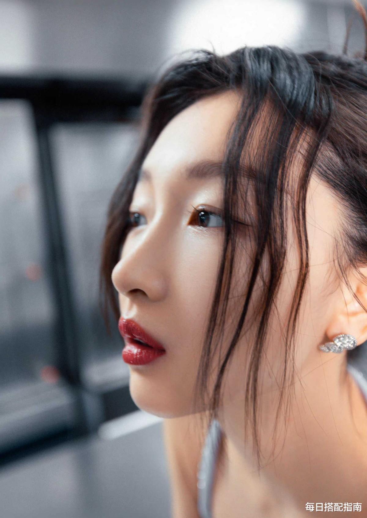 每日搭配指南 周冬雨这次放开了，穿吊带抹胸配高开叉裙，大胆挑战“清冷美人”