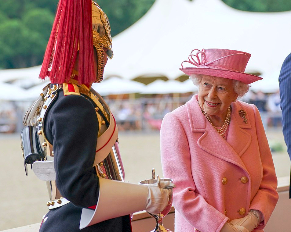 全球时尚风行|英女王17岁孙女骑马车亮相成时尚黑马！唇红齿白抢风头，成大赢家