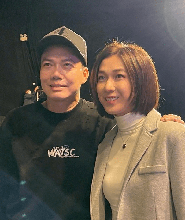 钟嘉欣|37岁钟嘉欣偶遇谢天华！笑容满面毫无皱纹，亲密搭肩感情好