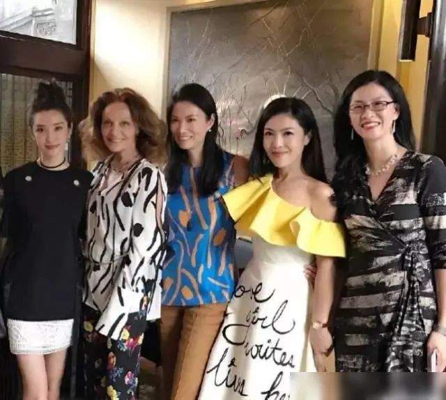 苏芒|坐潘石屹大腿摸史玉柱下身？苏芒奔放旧照曝光，马云在旁边干笑