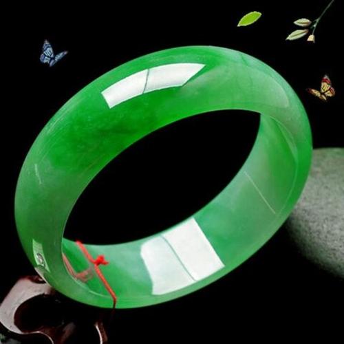 翡翠手镯|七位数的翡翠手镯为何绑着几分钱的红绳？